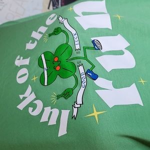 NWT BROOKS LUCK OF THE RUN GOOD LUCK CLOVER ST PATTY'S PATRICK'S DAY GREEN SHIRT